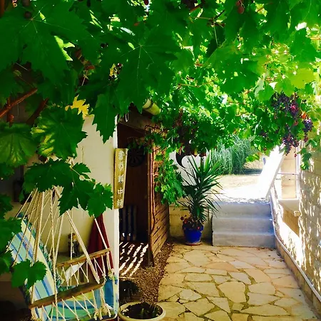 Le Balcon Des Jasses Bed & Breakfast 4*