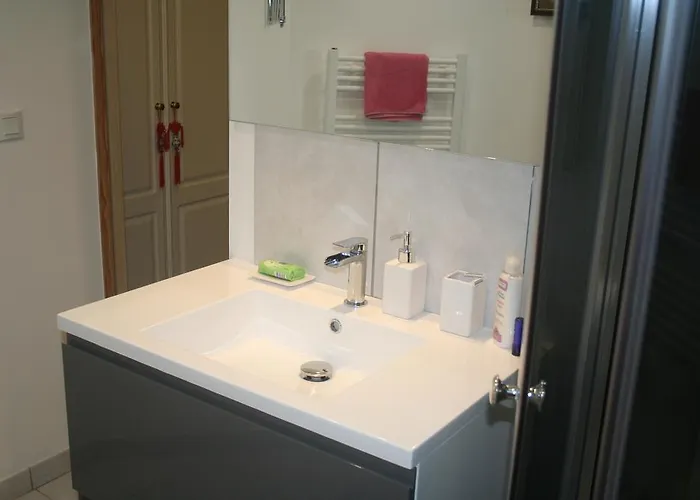 Le Balcon Des Jasses Bed & Breakfast 4*