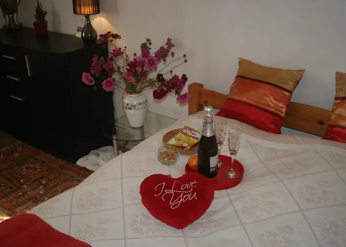 Le Balcon Des Jasses Bed & Breakfast Espere