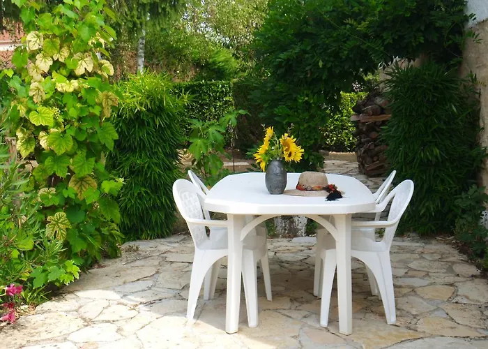 Le Balcon Des Jasses Bed & Breakfast Espere