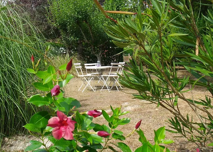 Le Balcon Des Jasses Bed & Breakfast Espere