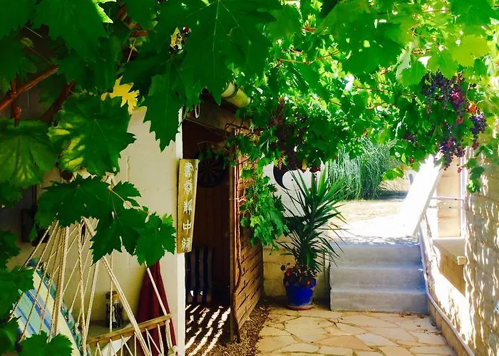 Le Balcon Des Jasses Bed & Breakfast 4*